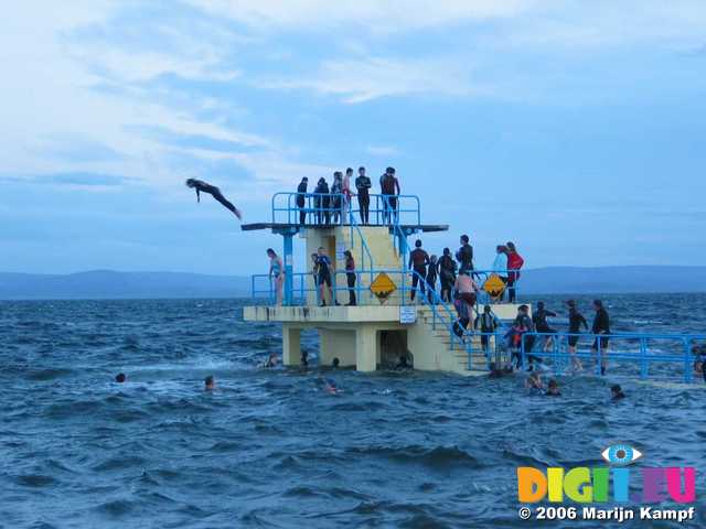 19046 Divers in cold sea